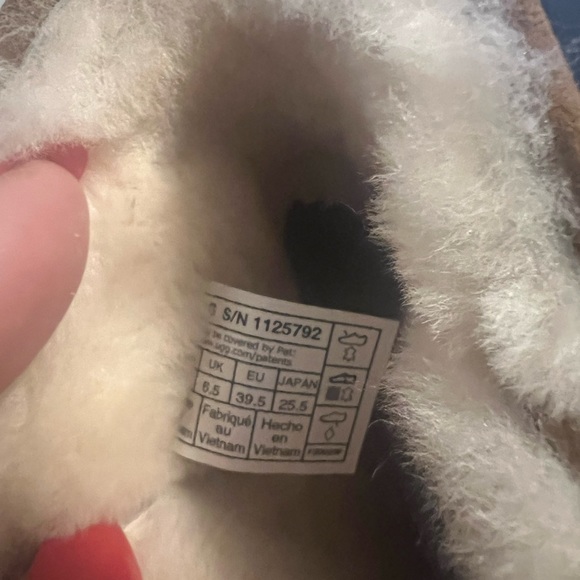 New UGG - Picture 2 of 3